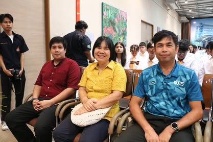 อาจเป็นรูปภาพของ 4 คน